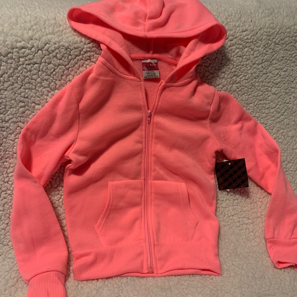 Little girls zip up